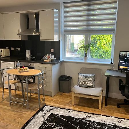 MJ Serviced Apartment: Luxurious West London Living Near Tube Hanwell Exterior photo
